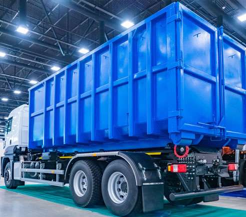 Transporter vom Containerdienst Entvita