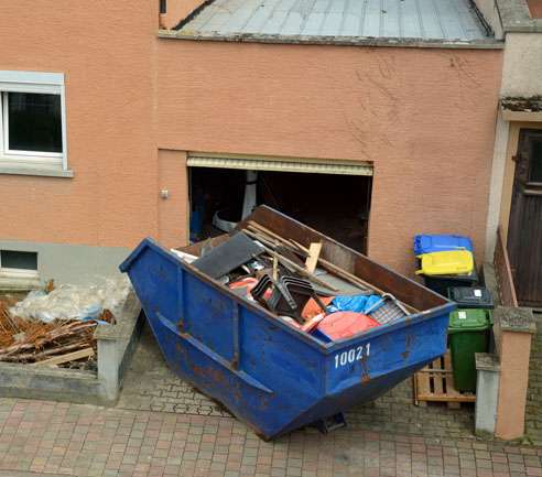 Container von Wohnungsauflösung Entvita